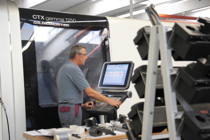 Abb. 5: Ein Peiseler-Mitarbeiter programmiert die Fertigung in einem Bearbeitungszentrum. (Bild: Peiseler)