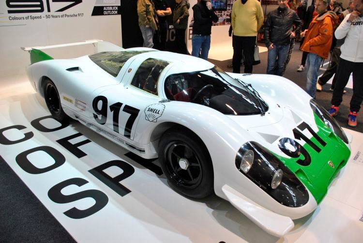 Vor 50 Jahren präsentierte Porsche den 917. Nach anfänglichen Problemen entwickelte sich das Teil in unterschiedlichen Ausführungen zur echten Granate auf sämtlichen Rennstrecken dieser Welt. Entwickelt wurde der legendäre Rennwagen übrigens unter der Obhut von VW-Magnat Ferdinand Piëch. (Dominsky)