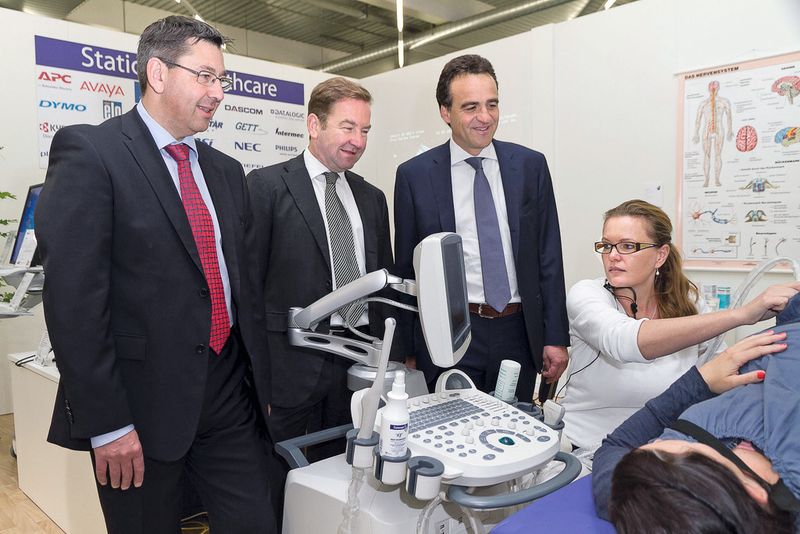 (von links) Die Ingram-Manager Robert Beck, Gerhard Schulz und Marcus Adä schauen sich den Healthcare-Bereich auf der Erlebniswelt an. (Archiv: Vogel Business Media)