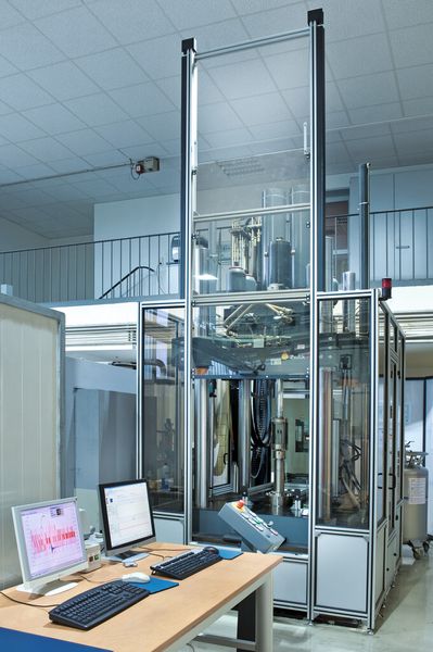 Bild 4: Die Hochgeschwindigkeits-Zugprüfmaschine ermittelt mit einer Prüfkraft von 100 kN und umfangreicher Messtechnik genauestens Kraft und Dehnung der Proben bei hohen Prüfgeschwindigkeiten. (Bild: Thyssen-Krupp Steel Europe)