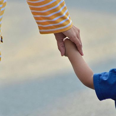 Immunitätseffekte, die durch Umweltbakterien ausgelöst werden, können auf die nächste Generation übertragen werden. So kommt es zu intergenerationalen Effekten bei der Stressresilienz.  (Bild: Pixabay / endho-child-5033381_1920))