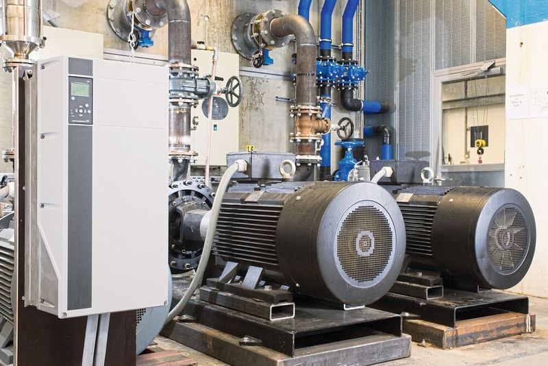 Schon durch die Drehzahlregelung über einen Frequenzumrichter können Pumpenbetreiber große Energiemengen sparen. (Bild: Grundfos)