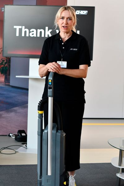 Britt Napoleone, Product Manager Professional Vacuum Cleaners bei Kärcher, während einer Produktpräsentation. (Bild: Maienschein)