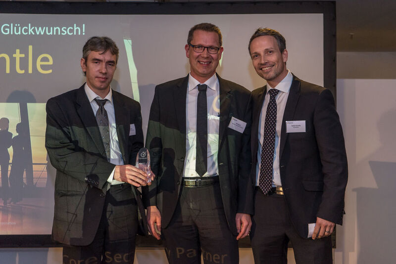 Das Systemhaus Bechtle, vertreten durch Ralf Beck (Mitte) und Stefan Hensel (links), darf sich über die Auszeichnung als „Core Security Partner of the Year“ freuen. (Bild: Symantec)
