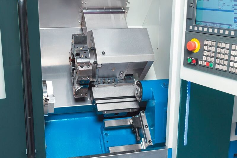 Blick in den Arbeitsraum der CNC-Schrägbett-Drehmaschine Roturn 400 C von Knuth: Gut zu sehen ist der 8-fach-Werkzeugrevolver, der, wie es heißt, die Nebenzeiten deutlich reduziert. (Knuth)