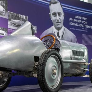 Reinhard von Koenig-Fachsenfeld beschäftigte sich intensiv mit der Fahrzeugaerodynamik. In den späten 1920er Jahren übernahm er die deutsche Repräsentanz von Paul Jaray, der 1922 die ersten, grundlegenden Patente zur Fahrzeugaerodynamik angemeldet hatte. Anfang der 1930er Jahre wandte er sich von Jaray ab und begann in Verbindung mit dem FKFS in Stuttgart mit eigenen Untersuchungen zur Fahrzeugaerodynamik. Im Rahmen dieser Arbeiten entwarf er eine ganze Reihe von Renn- und Rekord- sowie Versuchsfahrzeugen.(Bild:  Audi AG)