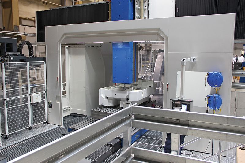 Läuft derzeit im Probebetrieb in der Fertigungshalle von Mikromat: die neue Präzisions-Portalfräsmaschine mit neuem Spindelstock für bis zu 5000 mm lange Bauteile mit einem maximalen Gewicht von 38 t. (Bild: Kuttkat)
