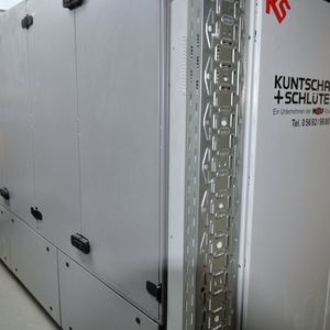 Die Wärmegrundlast für die 400 Studentenappartements liefert eine BHKW-Anlage mit 140/210 kW elektrisch/thermisch. Die Heizwassertemperatur zur Beladung der Thermobatterie beträgt 85 °C.