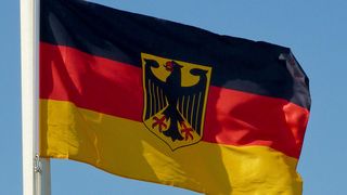 Die deutsche Bundesflagge weht fröhlich im Wind, denn der neue Koalitionsvertag lässt für die Industrie auf Rückenwind hoffen. Lesen Sie hier, was damit genau gemeint ist ... (Bild: AP)