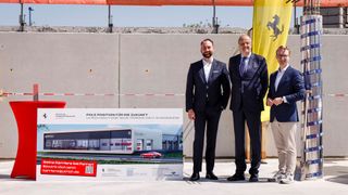 Während der Grundsteinlegung: (v. l.) Florian Pieroth, Leiter Vertrieb Ferrari Central Europe, Frank Ulrich, Geschäftsführer Autohaus Ulrich, und Lennart Christ, Mannheimer Stadtrat. (Bild: Ferrari)