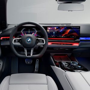 BMW setzt auf ein Display-Cockpit mit großem Touchscreen und wenigen Schaltern.(Bild:  BMW)