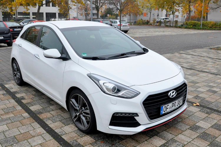 Dafür erhalten die Käufer eine schon ziemlich komplette Ausstattung - lediglich das Smart-Key-Paket, das Sieben-Zoll-Navi mit Rückfahrkamera und das Panoramadach kosten einen Aufpreis. (Foto: Wehner)