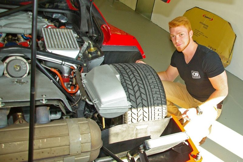 Bäns schloss im Oktober 2014 mit dem Bachelor of Engineering am PFH Hansecampus Stade ab und ist derzeit für das Deutsche Zentrum für Luft- und Raumfahrt (DLR) am Standort Stade tätig. Nebenberuflich entwickelt, designt, fertigt und vertreibt er mit CB Composites CFK-Bauteile und bietet auch einen Reparaturservice an. (Bild: PFH)