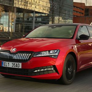 Das Plug-in-Modell Superb iV Sportline wird ab 44.340 Euro angeboten.(Bild:  Skoda)