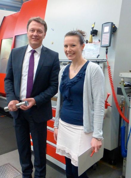 Blechnet-Redakteurin Frauke Finus mit Fibro-Geschäftsführer Jürgen Gurt beim Hallenrundgang in Hassmersheim. (Bild: Fibro)