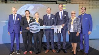 Mit der Schlüsselübergabe markiert Harting symbolisch den Abschluss der Werkserweiterung in Biel. Im Bild (v. l. n. r.): Senior-Chef Dietmar Harting, Glenda Gonzalez Bassi, Stadtpräsidentin Biel, Susanne Giehl, Managing Director Harting Biel, Andreas Conrad, Vorstand Operations, CEO Philip Harting, Senior-Chefin Margrit Harting und Dr. Sebastian Friess, Vorsteher des Amts für Wirtschaft für den Kanton Bern. (Bild: Harting)