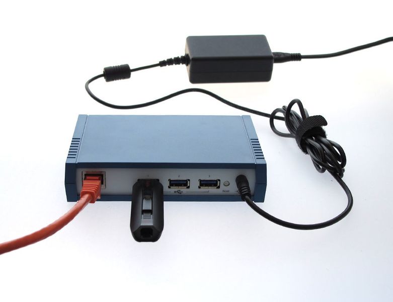 Unser Testsetup: Für erste Performance-Messungen haben wir das den myUTN-2500 mit einem Switch, Strom und leistungsstarkem USB-Speicherstick verbunden... (Srocke)