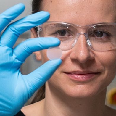 Die Empa-Forscherin Annalena Erlacher will die Mikrostruktur von Keramiken besser verstehen.  (Bild: Empa)