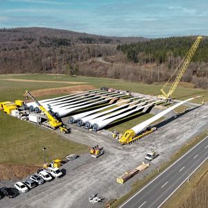 Im Windpark Bad Berleburg entstehen insgesamt 20 neue Enercon Windkraftanlagen des Typs E-175 EP5 E1. Vom Umladeplatz werden die Rotorblätter mit drei Scheuerle Blade Lifter-Kombinationen bis zum 45 km entfernten Windpark transportiert. (Bild:  TII-Group)