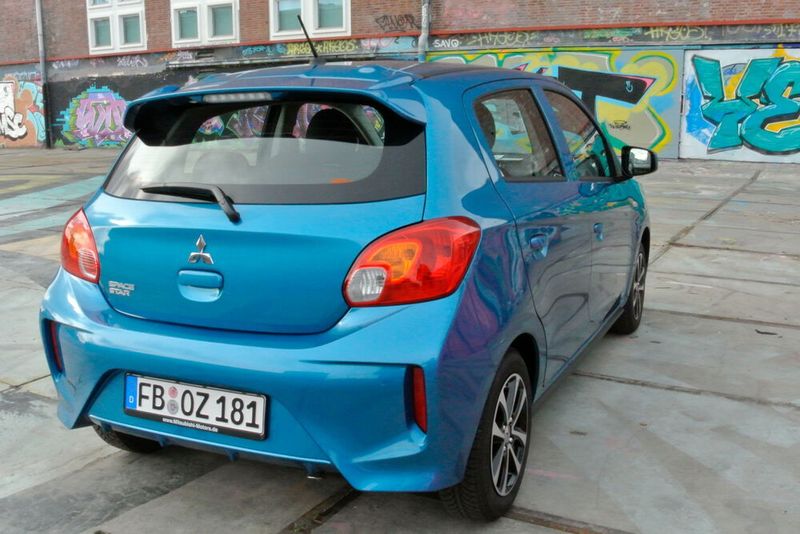 Der Heckspoiler des Space Star wirkt etwas überdimensioniert für einen Wagen aus dem A-Segment. (Viktoria Hahn/ »kfz-betrieb«)