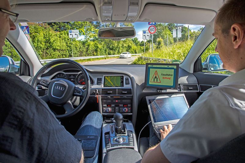 Bevor das hochautomatisierte Fahren zum Standard wird, wird aber auch viel Zeit in sonstige Helfer investiert. Hier zu sehen eine Warnung vor einem Falsch­fahrer. (Converge)
