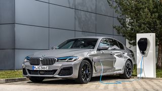 Die neue BMW 545e xDrive Limousine: Plug-in-Hybride könnten Wegbereiter für die Elektromobilität und durch den Einsatz alternativer Kraftstoffe Teil des Antriebsportfolios der Zukunft sein. (BMW)