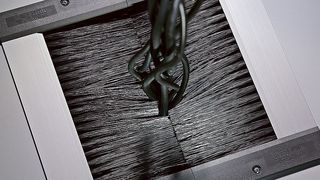 Die Fasern schmiegen sich eng an die Kabel an – der Durchlass bleibt klein, der Schmutz bleibt draußen. (Bild: Mink)