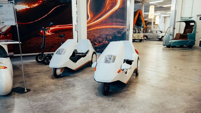 Auch er, der Sinclair C5, sollte die individuellen, urbanen Verkehr revolutionieren, und auch er scheiterte. Im PS.Speicher in Einbeck sind gleich vier der Kleinstfahrzeuge zu besichtigen.(Bild:  PS.Speicher)