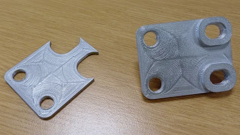 Ein weiteres Vorserienbauteil des Challenger 3, ebenfalls gefertigt im Metal-Paste-Deposition-Verfahren aus 17-4PH-Edelstahl. Links ist die metallische Stützstruktur zu sehen, rechts die Unterseite des Bauteils nach dem manuellen Entfernen der Stützstruktur. (Bild: RBSL)