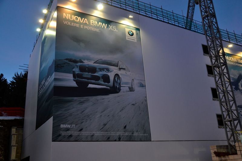 Dort begrüßte den Range Rover Sport in den Abendstunden nicht nur ein starker Wettbewerber von einer überdimensionalen Werbefläche, … (Michel / »kfz-betrieb«)