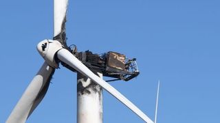 Obwohl die meisten Rotorblätter bisher nur entsorgt werden müssen, wenn sie ein Opfer von Blitzschlag oder Sturm sind, haben die Recycler schon jetzt alle Hände voll zu tun, wenn solche Giganten vor dem Tor stehen. Was wird, wenn ab 2018 die erste Windkraftwerk-Generation ausgedient hat? (Fotolia)