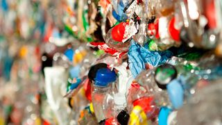Kreislaufwirtschaft wird ausgebremst. Die Kunststoffproduktion in Europa schliddert offensichtlich in eine Krise. Plastics Europe hat die Lage unter die Lupe genommen – nicht nur die Kunststoffproduktion sinkt sondern auch die Recyclingquoten. (Bild: P. Rottermann)
