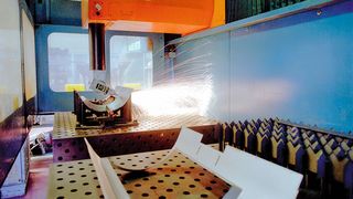 Bereits während der Testphase der Umformstufen stellt Kunrath den Kunden Vorserienteile zur Verfügung, die in dieser hochmodernen 3D-Laserschneidanlage beschnitten werden. (Bild: Kunrath)