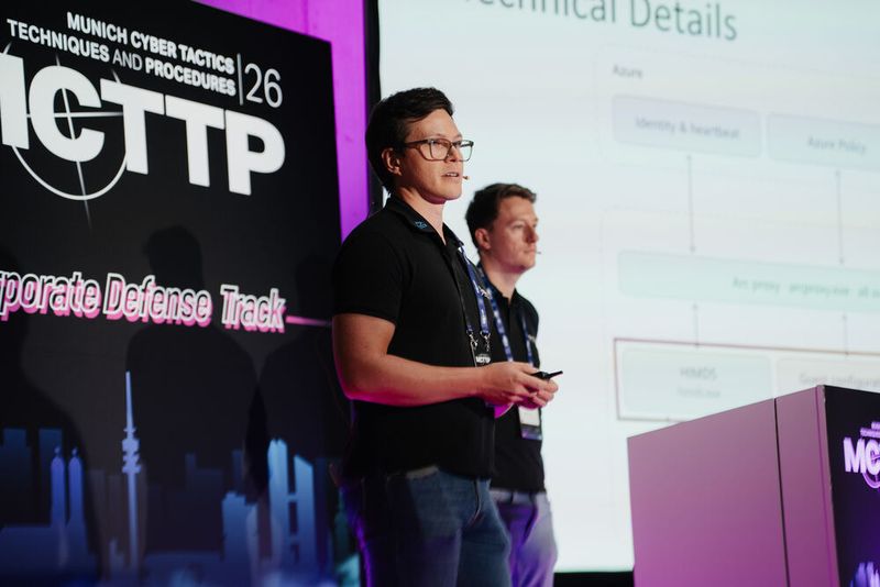 Benedikt Strobl (li.) und Tobias Wicke beleuchteten Azure Arc aus der Perspektive der offensiven Sicherheit und zeigten neue Angriffswege, die sich aus der engen Verzahnung von Windows, Active Directory und Cloud-Identitätssystemen ergeben.  (Bild: Manuel Emme Fotografie)