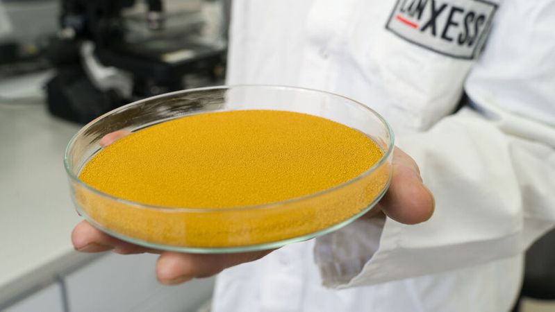 Lanxess und IBU-tec entwickeln neue Eisenoxide für LFP-Batteriematerial und wollen so die Energiedichte der Batterien sowie die Ladegeschwindigkeit und die Zahl der Ladezyklen verbessern.(Bild:  Lanxess)