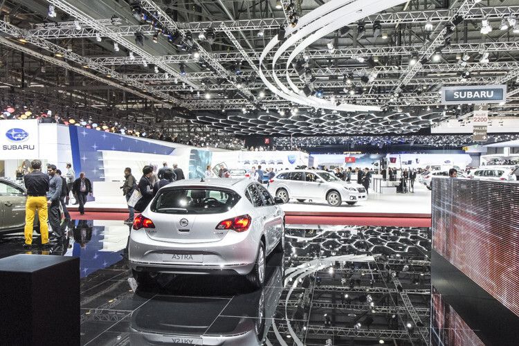 Unterm Sternenhimmel: Hunderte von Scheinwerfern beleuchteten den Messeauftritt des  japanischen Allrad-Spezialisten Subaru. (Foto: Autosalon Genf)