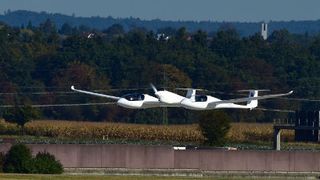 Start zum Erstflug: Gegen 11:10, am 29. September 2016, hob das Brennstoffzellenflugzeug HY4 am Stuttgarter Flughafen ab. Es ist das erste von Brennstoffzelle angetriebene Hybridflugzeug, dass einen Personenflug absolvierte. (DLR)