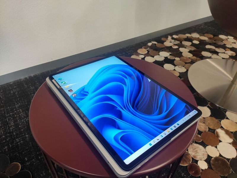 Als Tablet ist das Surface Laptop Studio mit 1,8 kg Gewicht relativ schwer. Man nutzt es lieber auf dem Tisch als in den Händen. Der sehr gute Surface Slim Pen 2 wird unterstützt, muss aber separat gekauft werden. (Vogel IT-Medien)