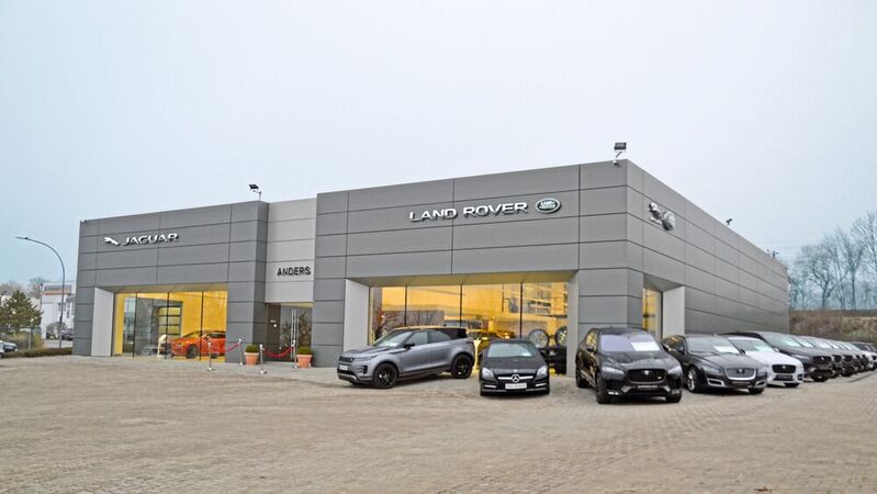Das Jaguar-Land-Rover-Autohaus Anders in Meckelfeld hat jetzt einen fast doppelt so großen Showroom. Auch die Werkstatt ist größer, moderner und heller. 