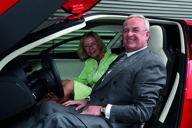 Prof. Dr. Johanna Wanka und Prof. Dr. Martin Winterkorn im XL1 während der Abschlussveranstaltung. (Bild: Matthias Leitzke, www.photodesign-wolfsburg.de)