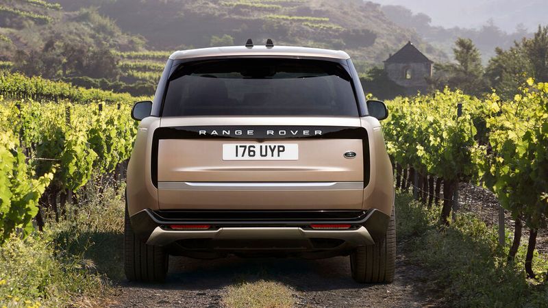 Die vertikalen Rückleuchten sind sehr schmal und dank einer dunklen Verglasung bei Nichtgebrauch daher kaum zu sehen. (Bild: Jaguar Land Rover)