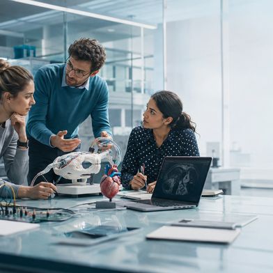 Medizintechnik studieren: Im Studium treffen Mathematik, Elektrotechnik, Informatik und medizinische Grundlagen aufeinander.  (Bild: KI-generierte Illustration / Devicemed)