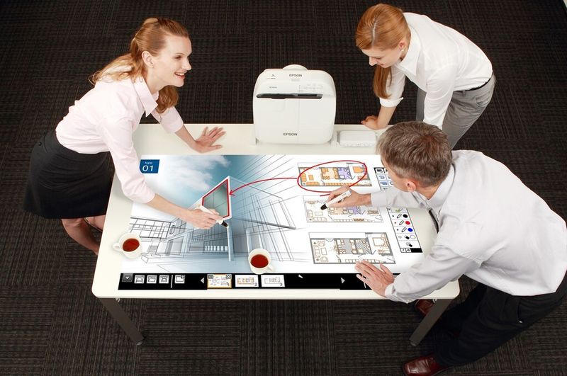 Mit zwei gleichzeitig nutzbaren Stiften sind die Geräte eine effektive Komplettlösung für Besprechungsräume. (Bild: Epson)