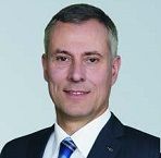 Titel, Name: Bernd Eulitz   Geburtsjahr, -ort: 1965 in Mannheim  Funktion: Mitglied des Vorstands   Firma:Linde AG    Ausbildung: 1994 Abschluss: Diplom-Ingenieur (Verfahrenstechnik/Chemieingenieurwesen), Universität Karlsruhe  Berufliche Laufbahn: 1996-2000: Air Liquide Deutschland GmbH, Düsseldorf Vertriebsingenieur, Assistent des CEO und Leiter Logistik  2000-2004: A.T. Kearney GmbH, Düsseldorf Projektmanager 2004: Linde AG – Leiter Vertriebsregion Ost, Gases Division, Berlin/Leuna 2008: Geschäftsführer, PanGas AG, Schweiz 2011: Leiter der Regionalen Geschäftseinheit Süd- und Ostasien, Gases Division, Singapur seit 2015: Mitglied des Vorstands, Verantwortlich für das Segment EMEA   (Bild: Linde)