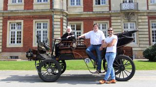 Feldtest des Mountain Embedded Balancers bei den Elektrokutschen in Münster: (von links nach rechts) Kutschenbetreiber Hansjürgen Steins, Entwickler Jens Hanowell und Projektkoordinator Markus Kessler. (Bild: Markus Kessler)