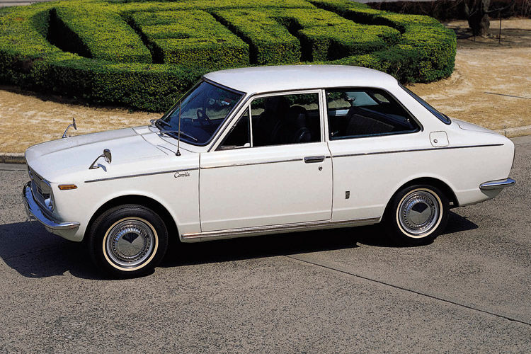 Als japanisches Volksfahrzeug debütierte 1966 der Toyota Corolla, der in immer neuen Generationen bis heute in Produktion blieb und mit einer Gesamtauflage von über 40 Millionen Einheiten der meistgebaute Pkw aller Zeiten ist. (Foto: Toyota)