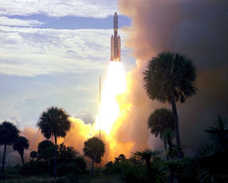 Viking 1 fut lancé du Kennedy Space Center à Cap Canaveral le 20 août 1975, par une fusée Titan III équipée d'un étage Centaur. Il arriva près de Mars le 19 juin 1976. Dans un premier temps, le vaisseau spatial fut introduit dans une orbite elliptique synchronisée autour de Mars, avec une période de révolution de 24.66 heures, une apoapside de 33 000 km et une periapside de 1 513 km. Pendant le premier mois, Viking 1 fut utilisé exclusivement pour rechercher un site d'atterrissage sûr pour le module d'atterrissage de Viking 1. Dès que le module atterrit sur Mars, le 5 juillet 1976, l'orbiter entama une campagne de prises de vue systématique de la surface martienne. L'orbite très elliptique du vaisseau orbital était particulièrement pratique pour étudier la surface, en alternant des moments de grande proximité (pour la vision des détails) et de grand éloignement (pour une vision d'ensemble). (Image:Nasa)