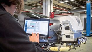 Das sogenannte PEMS, eine mobile Messeinheit, misst die Schadstoffe bei realen Fahrten auf der Straße. (Daimler)