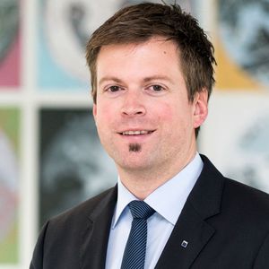 Philipp Herwerth, Vertriebsleiter Deutschland des Geschäftsfeldes Elektrowerkzeuge bei Trumpf: „Handwerker brauchen leistungsstarke Elektrowerkzeuge. Und insbesondere auf Baustellen wollen sie jedoch ohne Kabel arbeiten, denn so können die Arbeiten flexibel und schnell erledigt werden.“ 