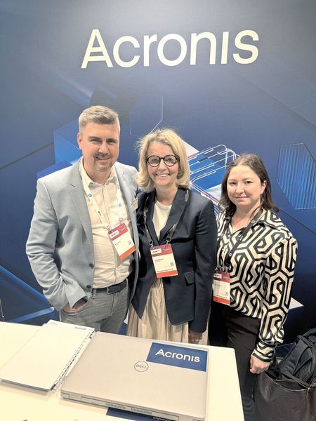 Markus Fritz (Acronis) mit Stephanie Steen (l.) und Mihri Dincel (IT-BUSINESS) (Bild: Vogel IT-Medien GmbH)